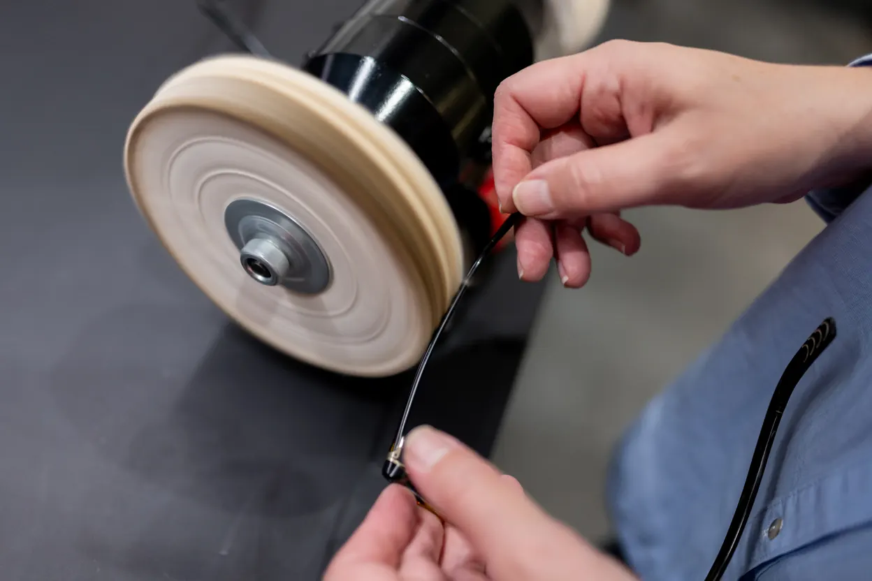 Polissage d'une monture de lunettes sur la machine à rouleaux de tissu de L'Indice, à Tours